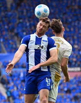 RECORD DATE NOT STATED 26.10.2024, xjhx, Fussball 2.Bundesliga, Karlsruher SC - Hertha BSC Berlin emspor, v.l. Pascal Klemens (Hertha BSC Berlin), Leon Jensen (Karlsruher SC KSC) (DFL DFB REGULATIONS PROHIBIT ANY USE OF PHOTOGRAPHS as IMAGE SEQUENCES and or QUASI-VIDEO) Karlsruhe
