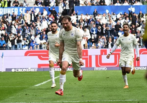 26.10.2024, xjhx, Fussball 2.Bundesliga, Karlsruher SC - Hertha BSC Berlin emspor, v.l. Budu Zivivadze (Karlsruher SC KSC) celebrate the goal, Der Torjubel zum 1:1 (DFL DFB REGULATIONS PROHIBIT ANY USE OF PHOTOGRAPHS as IMAGE SEQUENCES and or QUASI-VIDEO) Karlsruhe