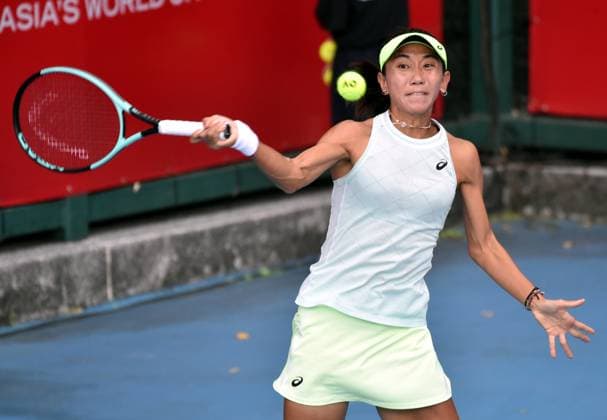 Sport Bilder des Tages (241026) -- HONG KONG, Oct. 26, 2024 -- Lu Jiajing hits a return during the women s singles Qualifying match between Nadiia Kolb of Ukraine and Lu Jiajing of China at WTA250 Hong Kong Tennis Open in Hong Kong, south China, Oct. 26, 2024. (Photo by Xinhua) (SP)CHINA-HONG KONG-TENNIS WTA, Tennis Damen 250-WOMEN S SINGLES(CN) LoxPingxFai 