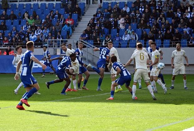 26.10.2024, xjhx, Fussball 2.Bundesliga, Karlsruher SC - Hertha BSC Berlin emspor, v.l. Deyovaisio Zeefuik (Hertha BSC Berlin) Goal scored, erziehlt das Tor zum 1:2 (DFL DFB REGULATIONS PROHIBIT ANY USE OF PHOTOGRAPHS as IMAGE SEQUENCES and or QUASI-VIDEO) Karlsruhe
