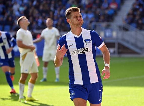 26.10.2024, xjhx, Fussball 2.Bundesliga, Karlsruher SC - Hertha BSC Berlin emspor, v.l. Florian Niederlechner (Hertha BSC Berlin) Goal scored, erziehlt das Tor zum 1:3 (DFL DFB REGULATIONS PROHIBIT ANY USE OF PHOTOGRAPHS as IMAGE SEQUENCES and or QUASI-VIDEO) Karlsruhe