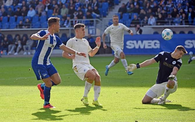 RECORD DATE NOT STATED 26.10.2024, xjhx, Fussball 2.Bundesliga, Karlsruher SC - Hertha BSC Berlin emspor, v.l. Florian Niederlechner (Hertha BSC Berlin), Marcel Beifus (Karlsruher SC KSC), Max Weiß Weiss (Karlsruher SC KSC) Goal scored, erziehlt das Tor zum 1:3 (DFL DFB REGULATIONS PROHIBIT ANY USE OF PHOTOGRAPHS as IMAGE SEQUENCES and or QUASI-VIDEO) Karlsruhe