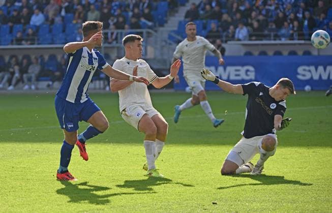 26.10.2024, xjhx, Fussball 2.Bundesliga, Karlsruher SC - Hertha BSC Berlin emspor, v.l. Florian Niederlechner (Hertha BSC Berlin), Marcel Beifus (Karlsruher SC KSC), Max Weiß Weiss (Karlsruher SC KSC) Goal scored, erziehlt das Tor zum 1:3 (DFL DFB REGULATIONS PROHIBIT ANY USE OF PHOTOGRAPHS as IMAGE SEQUENCES and or QUASI-VIDEO) Karlsruhe