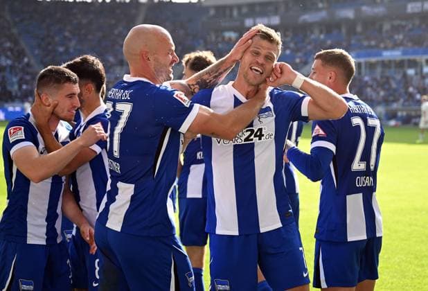 26.10.2024, xjhx, Fussball 2.Bundesliga, Karlsruher SC - Hertha BSC Berlin emspor, v.l. Toni Leistner (Hertha BSC Berlin), Florian Niederlechner (Hertha BSC Berlin) Goal scored, erziehlt das Tor zum 1:3 (DFL DFB REGULATIONS PROHIBIT ANY USE OF PHOTOGRAPHS as IMAGE SEQUENCES and or QUASI-VIDEO) Karlsruhe