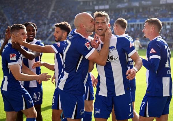 26.10.2024, xjhx, Fussball 2.Bundesliga, Karlsruher SC - Hertha BSC Berlin emspor, v.l. Toni Leistner (Hertha BSC Berlin), Florian Niederlechner (Hertha BSC Berlin) Goal scored, erziehlt das Tor zum 1:3 (DFL DFB REGULATIONS PROHIBIT ANY USE OF PHOTOGRAPHS as IMAGE SEQUENCES and or QUASI-VIDEO) Karlsruhe