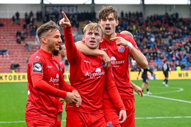 Sport Themen der Woche KW43 Sport Bilder des Tages Unterhachinger Spieler mit Torjubel, Jubel, Torjubel, Torerfolg, celebrate the goal, goal, celebration, Jubel ueber das Tor zum 1:0 durch Andy Breuer (Unterhaching, 2Andy Breuer (Unterhaching, 26) (2.v.li.), optimistisch, Action, Aktion, 26.10.2024, Unterhaching (Deutschland), Fussball, 3. Liga, SpVgg Unterhaching - Viktoria Köln, DFB DFL REGULATIONS PROHIBIT ANY USE OF PHOTOGRAPHS AS IMAGE SEQUENCES AND OR QUASI-VIDEO. *** Unterhaching players with goal celebration, jubilation, goal celebration, celebrate the goal, goal, celebration, jubilation over the goal to 1 0 by Andy Breuer Unterhaching, 2Andy Breuer Unterhaching, 26 2 v li , optimistic, Action, Action, 26 10 2024, Unterhaching Germany , Football, 3 Liga, SpVgg Unterhaching Viktoria Köln, DFB DFL REGULATIONS PROHIBIT ANY USE OF PHOTOGRAPHS AS IMAGE SEQUENCES AND OR QUASI VIDEO xslx
