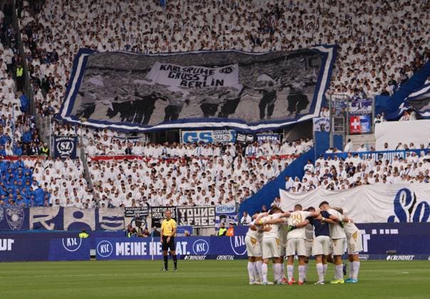 26.10.2024, xhettx, Fussball 2.Bundesliga, Karlsruher SC - Hertha BSC Berlin emspor, v.l. KSC vor Choreo (DFL DFB REGULATIONS PROHIBIT ANY USE OF PHOTOGRAPHS as IMAGE SEQUENCES and or QUASI-VIDEO) Karlsruhe