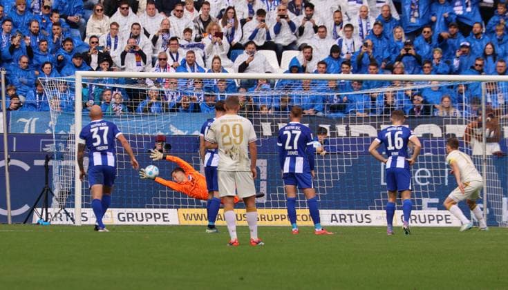 26.10.2024, xhettx, Fussball 2.Bundesliga, Karlsruher SC - Hertha BSC Berlin emspor, v.l. Elfmeter gehalten Tjark Ernst (Herta BSC Berlin, 1) (DFL DFB REGULATIONS PROHIBIT ANY USE OF PHOTOGRAPHS as IMAGE SEQUENCES and or QUASI-VIDEO) Karlsruhe