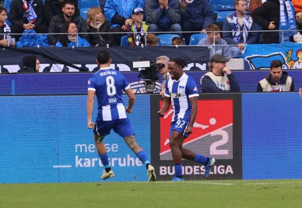 26.10.2024, xhettx, Fussball 2.Bundesliga, Karlsruher SC - Hertha BSC Berlin emspor, v.l. Torjubel zum 1:2 Deyovaisio Zeefuik (Herta BSC Berlin, 42) (DFL DFB REGULATIONS PROHIBIT ANY USE OF PHOTOGRAPHS as IMAGE SEQUENCES and or QUASI-VIDEO) Karlsruhe