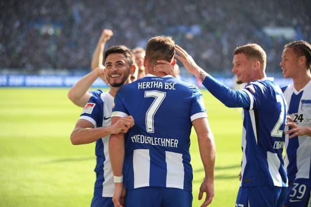 Florian Niederlechner (Hertha BSC, 07) mit dem 1:3 bei ihm Kevin Sessa (Hertha BSC, 08) , Karlsruher SC vs. Hertha BSC, Fussball, 2. Bundesliga, 10. Spieltag, 2024 2025, 26.10.2024, DFL REGULATIONS PROHIBIT ANY USE OF PHOTOGRAPHS AS IMAGE SEQUENCES AND OR QUASI-VIDEO, Karlsruher SC vs. Hertha BSC, Fussball, 2. Bundesliga, 10. Spieltag, 2024 2025, 26.10.2024 Karlsruhe