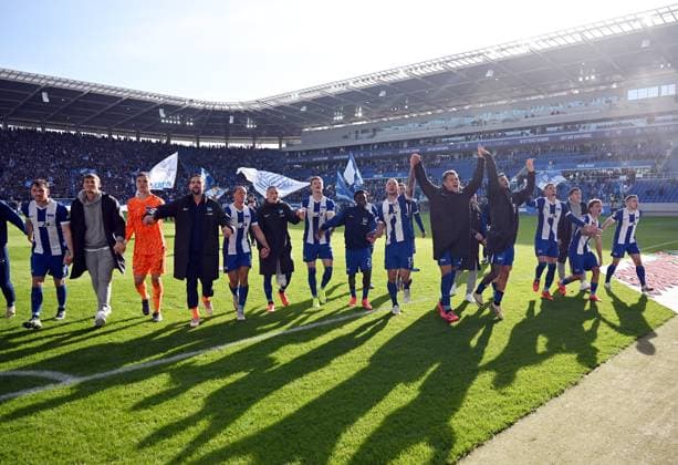 RECORD DATE NOT STATED 26.10.2024, xjhx, Fussball 2.Bundesliga, Karlsruher SC - Hertha BSC Berlin emspor, v.l. Florian Niederlechner (Hertha BSC Berlin) und Team jubeln jubelt nach Spielende celebrate at the end of the match. (DFL DFB REGULATIONS PROHIBIT ANY USE OF PHOTOGRAPHS as IMAGE SEQUENCES and or QUASI-VIDEO) Karlsruhe