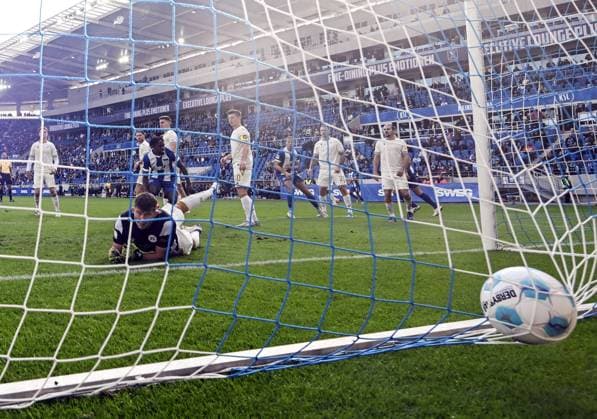 RECORD DATE NOT STATED 26.10.2024, xjhx, Fussball 2.Bundesliga, Karlsruher SC - Hertha BSC Berlin emspor, v.l. Max Weiß Weiss (Karlsruher SC KSC), Deyovaisio Zeefuik (Hertha BSC Berlin) Goal scored, erziehlt das Tor zum 1:2 (DFL DFB REGULATIONS PROHIBIT ANY USE OF PHOTOGRAPHS as IMAGE SEQUENCES and or QUASI-VIDEO) Karlsruhe