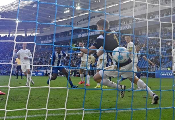 26.10.2024, xjhx, Fussball 2.Bundesliga, Karlsruher SC - Hertha BSC Berlin emspor, v.l. Max Weiß Weiss (Karlsruher SC KSC), Deyovaisio Zeefuik (Hertha BSC Berlin) Goal scored, erziehlt das Tor zum 1:2 (DFL DFB REGULATIONS PROHIBIT ANY USE OF PHOTOGRAPHS as IMAGE SEQUENCES and or QUASI-VIDEO) Karlsruhe