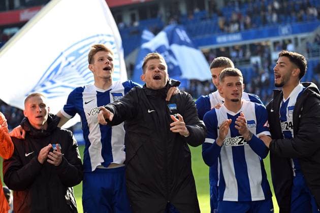 RECORD DATE NOT STATED 26.10.2024, xjhx, Fussball 2.Bundesliga, Karlsruher SC - Hertha BSC Berlin emspor, v.l. Florian Niederlechner (Hertha BSC Berlin) und Team jubeln jubelt nach Spielende celebrate at the end of the match. (DFL DFB REGULATIONS PROHIBIT ANY USE OF PHOTOGRAPHS as IMAGE SEQUENCES and or QUASI-VIDEO) Karlsruhe