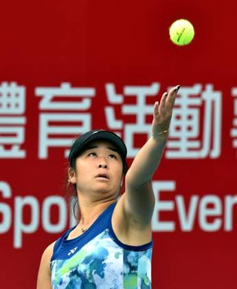 (241026) -- HONG KONG, Oct. 26, 2024 -- Shi Han of China serves during the women s singles Qualifying match between Shi Han of China and Ulrikke Eikeri of Norway at WTA250 Hong Kong Tennis Open in Hong Kong, south China, Oct. 26, 2024. (Photo by Xinhua) (SP)CHINA-HONG KONG-TENNIS WTA, Tennis Damen 250-WOMEN S SINGLES(CN) LoxPingxFai 