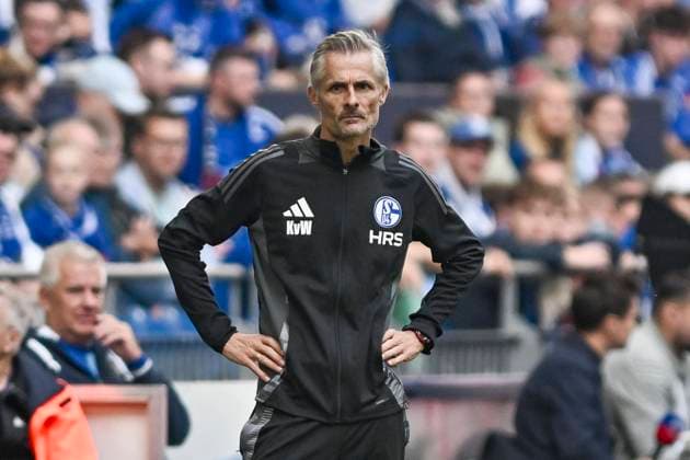 Sport Bilder des Tages Kees van Wonderen (Schalke ) unzufrieden enttäuscht enttaeuscht niedergeschlagen frustriert, 26.10.2024 Fussball FC Schalke 04 vs SpVgg Greuther Fuerth, Veltins-Arena, Gelsenkirchen, DFB DFL REGULATIONS PROHIBIT ANY USE OF PHOTOGRAPHS AS IMAGE SEQUENCES AND OR QUASI-VIDEO NRW Germany *** Kees van Wonderen Schalke dissatisfied disappointed dejected frustrated, 26 10 2024 Soccer FC Schalke 04 vs SpVgg Greuther Fuerth, Veltins Arena, Gelsenkirchen, DFB DFL REGULATIONS PROHIBIT ANY USE OF PHOTOGRAPHS AS IMAGE SEQUENCES AND OR QUASI VIDEO NRW Germany Copyright: xpepphotox xHorstxMauelshagenx pep00321, pep_20241026_hm_1988