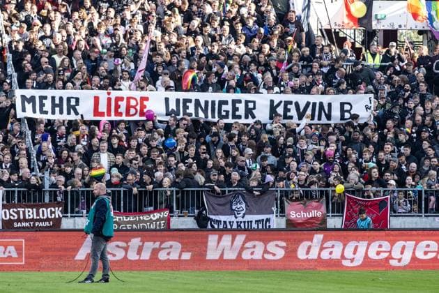 Sport Themen der Woche KW43 Sport Bilder des Tages 1. Fußball Bundesliga: FC St. Pauli - VfL Wolfsburg; 26.10.2024 Fans von FC St. Pauli mit dem Bahner Mehr Liebe, weniger Kevin Behrens (VfL Wolfsburg, 17) 1. Fußball Bundesliga: FC St. Pauli - VfL Wolfsburg; Millerntor-Stadion, Hamburg; 26.10.2024 DFL regulations prohibit any use of photographs as image sequences and or quasi video. *** 1 Soccer Bundesliga FC St Pauli VfL Wolfsburg 26 10 2024 Fans of FC St Pauli with the trainers More love, less Kevin Behrens VfL Wolfsburg, 17 1 Soccer Bundesliga FC St Pauli VfL Wolfsburg Millerntor Stadion, Hamburg 26 10 2024 DFL regulations prohibit any use of photographs as image sequences and or quasi video Copyright: xBEAUTIFULxSPORTS Buriakovx