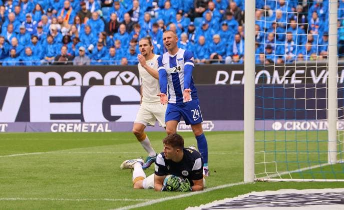 26.10.2024, xhettx, Fussball 2.Bundesliga, Karlsruher SC - Hertha BSC Berlin emspor, v.l. Sebastian Jung (Karlsruhe SC, 2) Jon Dagur Ãžorsteinsson (Herta BSC Berlin, 24) Max Weiß (Karlsruhe SC, 1) verhindert den Ausgleich (DFL DFB REGULATIONS PROHIBIT ANY USE OF PHOTOGRAPHS as IMAGE SEQUENCES and or QUASI-VIDEO) Karlsruhe