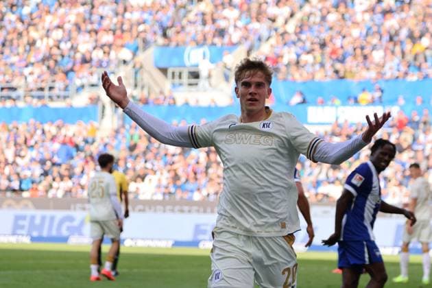 26.10.2024, xhettx, Fussball 2.Bundesliga, Karlsruher SC - Hertha BSC Berlin emspor, v.l. David Herold (Karlsruhe SC, 20) fordert den Ball (DFL DFB REGULATIONS PROHIBIT ANY USE OF PHOTOGRAPHS as IMAGE SEQUENCES and or QUASI-VIDEO) Karlsruhe