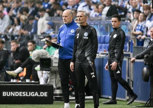 Trainer Kees van Wonderen (FC Schalke 04), Robert Molenaar (Co Trainer Schalke 04), v.re. 26.10.2024, Fussball 2. Bundesliga, 10. Spieltag, Saison 2024 2025 FC Schalke 04 - SpVgg Greuther Fürth Gelsenkirchen Veltins Arena Nordrhein Westfalen Deutschland *** Coach Kees van Wonderen FC Schalke 04 , Robert Molenaar Co Coach Schalke 04 , v re 26 10 2024, Soccer 2 Bundesliga, 10 Matchday, Season 2024 2025 FC Schalke 04 SpVgg Greuther Fürth Gelsenkirchen Veltins Arena Nordrhein Westfalen Germany Team2
