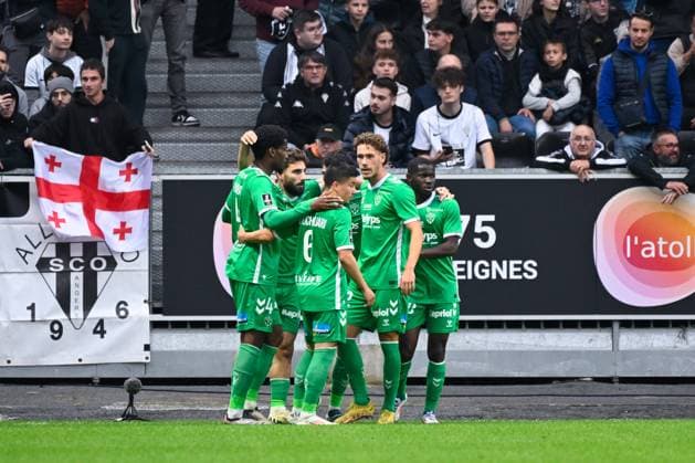 Zuriko Davitashvili ( 22 - Saint Etienne ) celebrates with teammates during the Ligue 1 match between Angers SCO and AS Saint Etienne at Stade Raymond Kopa on October 26, 2024 in Angers, France. ( Photo by federico pestellini panoramic ) - FOOTBALL : Angers vs Saint Etienne - Ligue 1 - 26 10 2024 FedericoPestellini Panoramic 