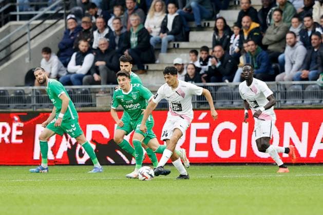 Angers SCO v AS Saint-Etienne - Ligue 1 MCDonald s 2024 2025 14 Yassin BELKHDIM (sco) - 06 Benjamin BOUCHOUARI (asse) during the Ligue 1 MCDonald s match between Angers and Saint Etienne at Stade Jean Bouin on October 26, 2024 in Angers, France. Angers France  Copyright: xFEPx 776228906