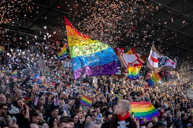 Sport Themen der Woche KW43 Hamburg, 26. Oktober 2024 - Fußball, 1. Bundesliga 2024 25, FC St. Pauli - VfL Wolfsburg: Fans des FC St. Pauli mit Regenbogen-Fahnen und Konfetti DFL REGULATIONS PROHIBIT ANY USE OF PHOTOGRAPHS AS IMAGE SEQUENCES AND OR QUASI-VIDEO. *** Hamburg, October 26, 2024 Football, 1 Bundesliga 2024 25, FC St Pauli VfL Wolfsburg FC St Pauli fans with rainbow flags and confetti DFL REGULATIONS PROHIBIT ANY USE OF PHOTOGRAPHS AS IMAGE SEQUENCES AND OR QUASI VIDEO