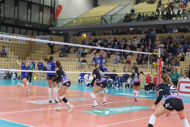 26.10.2024, xusrbx, Volleyball 1.Bundesliga Damen, VC Wiesbaden - Schwarz-Weiß Erfurt emspor, v.l. Spielbeginn, vorne im Bild, die Spielerinnen von Schwarz Weiss Erfurt, (DFL DFB REGULATIONS PROHIBIT ANY USE OF PHOTOGRAPHS as IMAGE SEQUENCES and or QUASI-VIDEO) Wiesbaden