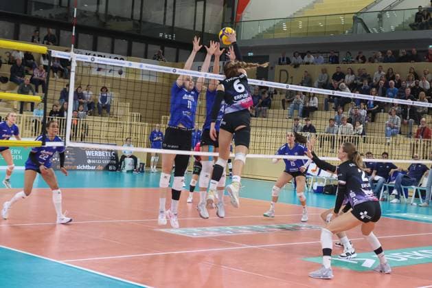 26.10.2024, xusrbx, Volleyball 1.Bundesliga Damen, VC Wiesbaden - Schwarz-Weiß Erfurt emspor, v.l. Celine Jebens (VC Wiesbaden, 11), Tanja Grosser (VC Wiesbaden, 4), Kira Thomsen (Schwarz Weiss Erfurt, 6), (DFL DFB REGULATIONS PROHIBIT ANY USE OF PHOTOGRAPHS as IMAGE SEQUENCES and or QUASI-VIDEO) Wiesbaden