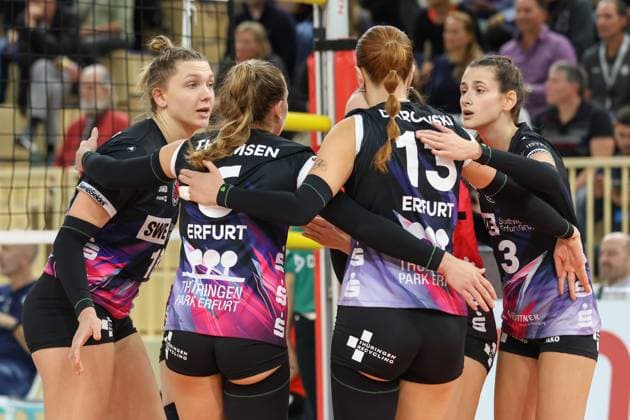 26.10.2024, xusrbx, Volleyball 1.Bundesliga Damen, VC Wiesbaden - Schwarz-Weiß Erfurt emspor, v.l. die Spielerinnen von Schwarz Weiss Erfurt, bilden einen Mannschaftskreis zum Schulterschluss, (DFL DFB REGULATIONS PROHIBIT ANY USE OF PHOTOGRAPHS as IMAGE SEQUENCES and or QUASI-VIDEO) Wiesbaden