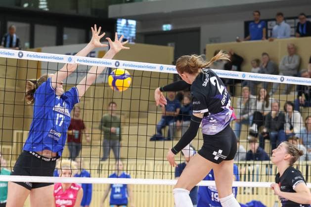 26.10.2024, xusrbx, Volleyball 1.Bundesliga Damen, VC Wiesbaden - Schwarz-Weiß Erfurt emspor, v.l. Rachel Gomez (VC Wiesbaden, 17), Elisabeth Sandbothe (Schwarz Weiss Erfurt, 2), (DFL DFB REGULATIONS PROHIBIT ANY USE OF PHOTOGRAPHS as IMAGE SEQUENCES and or QUASI-VIDEO) Wiesbaden