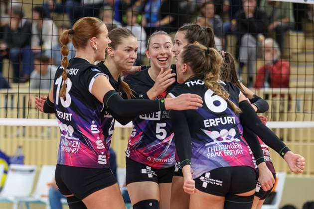 26.10.2024, xusrbx, Volleyball 1.Bundesliga Damen, VC Wiesbaden - Schwarz-Weiß Erfurt emspor, v.l. die Spielerinnen von Schwarz Weiss Erfurt, Isabella Noble (Schwarz Weiss Erfurt, 5), Jubel, Punkt, (DFL DFB REGULATIONS PROHIBIT ANY USE OF PHOTOGRAPHS as IMAGE SEQUENCES and or QUASI-VIDEO) Wiesbaden
