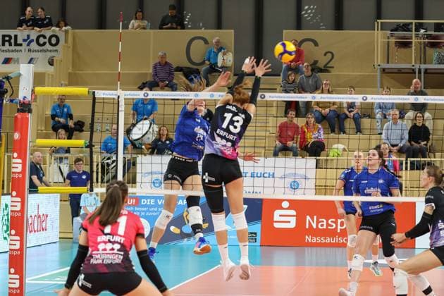 26.10.2024, xusrbx, Volleyball 1.Bundesliga Damen, VC Wiesbaden - Schwarz-Weiß Erfurt emspor, v.l. Rachel Gomez (VC Wiesbaden, 17), Alyssa Darowski (Schwarz Weiss Erfurt, 13), (DFL DFB REGULATIONS PROHIBIT ANY USE OF PHOTOGRAPHS as IMAGE SEQUENCES and or QUASI-VIDEO) Wiesbaden