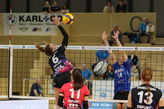 26.10.2024, xusrbx, Volleyball 1.Bundesliga Damen, VC Wiesbaden - Schwarz-Weiß Erfurt emspor, v.l. Kira Thomsen (Schwarz Weiss Erfurt, 6), Zoe Welz (Schwarz Weiss Erfurt, 11), Jonna Wasserfaller (VC Wiesbaden, 14), (DFL DFB REGULATIONS PROHIBIT ANY USE OF PHOTOGRAPHS as IMAGE SEQUENCES and or QUASI-VIDEO) Wiesbaden
