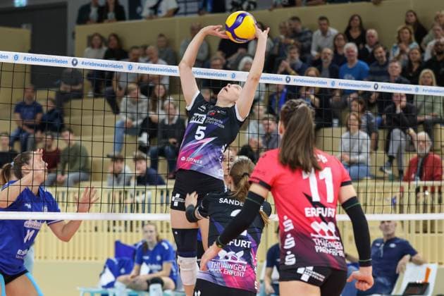 26.10.2024, xusrbx, Volleyball 1.Bundesliga Damen, VC Wiesbaden - Schwarz-Weiß Erfurt emspor, v.l. Isabella Noble (Schwarz Weiss Erfurt, 5), Elisabeth Sandbothe (Schwarz Weiss Erfurt, 2), Zoe Welz (Schwarz Weiss Erfurt, 11), (DFL DFB REGULATIONS PROHIBIT ANY USE OF PHOTOGRAPHS as IMAGE SEQUENCES and or QUASI-VIDEO) Wiesbaden