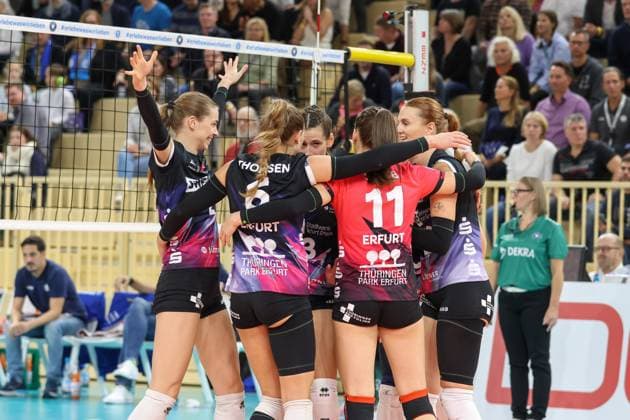 26.10.2024, xusrbx, Volleyball 1.Bundesliga Damen, VC Wiesbaden - Schwarz-Weiß Erfurt emspor, v.l. die Spielerinnen von Schwarz Weiss Erfurt, Jubel, bilden einen Mannschaftskreis zum Schulterschluss, (DFL DFB REGULATIONS PROHIBIT ANY USE OF PHOTOGRAPHS as IMAGE SEQUENCES and or QUASI-VIDEO) Wiesbaden