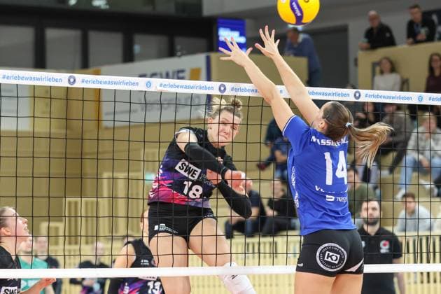 26.10.2024, xusrbx, Volleyball 1.Bundesliga Damen, VC Wiesbaden - Schwarz-Weiß Erfurt emspor, v.l. Kaylee Oscarson (Schwarz Weiss Erfurt, 18), Jonna Wasserfaller (VC Wiesbaden, 14), (DFL DFB REGULATIONS PROHIBIT ANY USE OF PHOTOGRAPHS as IMAGE SEQUENCES and or QUASI-VIDEO) Wiesbaden