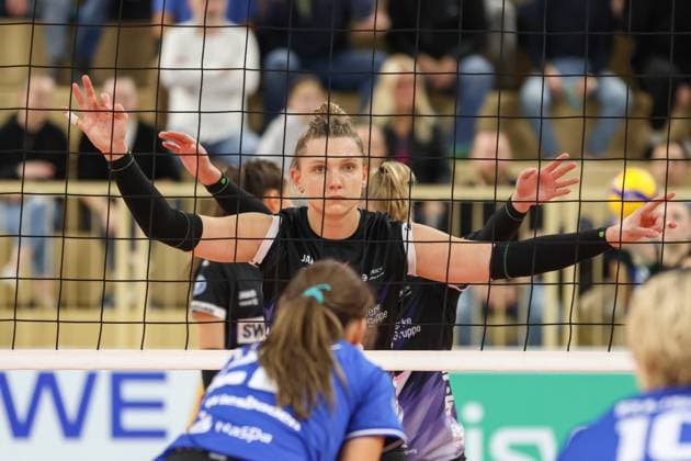 26.10.2024, xusrbx, Volleyball 1.Bundesliga Damen, VC Wiesbaden - Schwarz-Weiß Erfurt emspor, Kaylee Oscarson (Schwarz Weiss Erfurt, 18), am Netz, (DFL DFB REGULATIONS PROHIBIT ANY USE OF PHOTOGRAPHS as IMAGE SEQUENCES and or QUASI-VIDEO) Wiesbaden