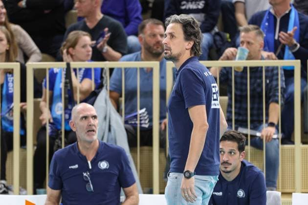 26.10.2024, xusrbx, Volleyball 1.Bundesliga Damen, VC Wiesbaden - Schwarz-Weiß Erfurt emspor, v.l. Christian Sossenheimer (Co Trainer VC Wiesbaden), Benedikt Frank (Trainer VC Wiesbaden), (DFL DFB REGULATIONS PROHIBIT ANY USE OF PHOTOGRAPHS as IMAGE SEQUENCES and or QUASI-VIDEO) Wiesbaden