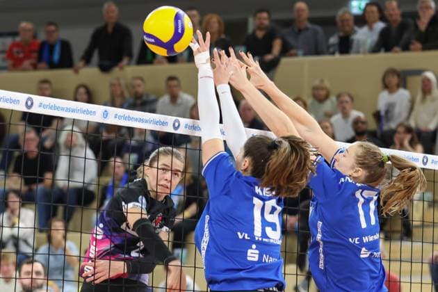 26.10.2024, xusrbx, Volleyball 1.Bundesliga Damen, VC Wiesbaden - Schwarz-Weiß Erfurt emspor, v.l. Elisabeth Sandbothe (Schwarz Weiss Erfurt, 2), Greta Kiss (VC Wiesbaden, 19), Rachel Gomez (VC Wiesbaden, 17), (DFL DFB REGULATIONS PROHIBIT ANY USE OF PHOTOGRAPHS as IMAGE SEQUENCES and or QUASI-VIDEO) Wiesbaden