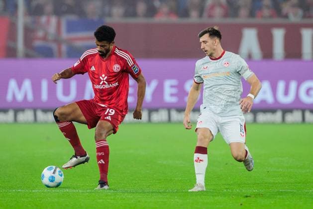 2. Fussball Bundesliga: Fortuna Düsseldorf 1895 - 1. FC Kaiserslautern; 26.10.2024 Zweikampf Emmanuel Iyoha (Fortuna Düsseldorf, 19), Daniel Hanslik (1. FC Kaiserslautern, 19) 2. Fussball Bundesliga, Fortuna Düsseldorf 1895 - 1. FC Kaiserslautern, Düsseldorf, Merkur Spiel-Arena am 26.10.2024 DFL REGULATIONS PROHIBIT ANY USE OF PHOTOGRAPHS AS IMAGE SEQUENCES AND OR QUASI-VIDEO.
