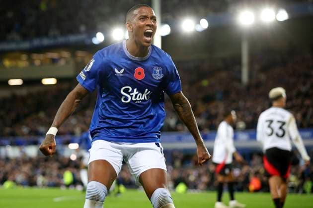 Everton FC v Fulham FC - Premier League Ashley Young of Everton celebrates equalizing goal during the Premier League match between Everton FC and Fulham FC at Goodison Park on October 26, 2024 in Liverpool, England. Liverpool Goodison Park England United Kingdom Copyright: xEdxSykes Sportsphoto APLx 14050704