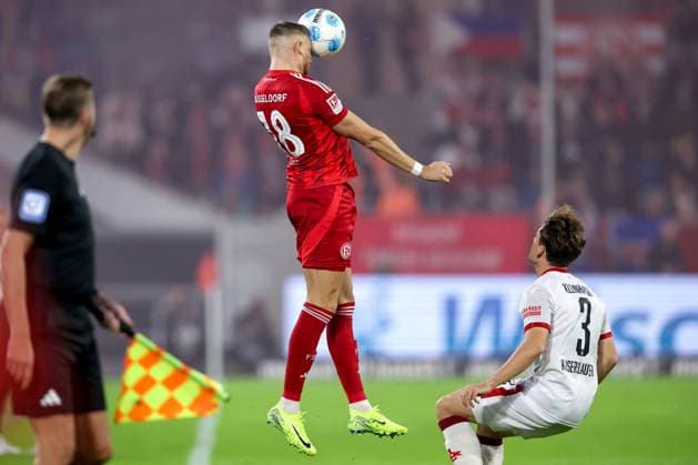 26.10.2024, Fußball, Fortuna Düsseldorf - 1. FC Köln, 2. Bundesliga, Merkur Spiel-Arena, Saison 2024 2025: Jona Niemiec (Fortuna Düsseldorf 18) gegen Florian Kleinhansl (FCK 3) DFB regulations prohibit any use of photographs as image sequences and or quasi-video. Nordrhein-Westfalen Deutschland