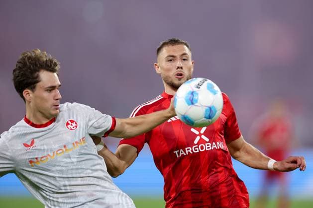 26.10.2024, Fußball, Fortuna Düsseldorf - 1. FC Köln, 2. Bundesliga, Merkur Spiel-Arena, Saison 2024 2025: Jona Niemiec (Fortuna Düsseldorf 18) gegen Florian Kleinhansl (FCK 3) DFB regulations prohibit any use of photographs as image sequences and or quasi-video. Nordrhein-Westfalen Deutschland