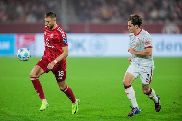 2. Fussball Bundesliga: Fortuna Düsseldorf 1895 - 1. FC Kaiserslautern; 26.10.2024 Zweikampf Jona Niemiec (Fortuna Düsseldorf, 18), Florian Kleinhansl (1. FC Kaiserslautern, 3) 2. Fussball Bundesliga, Fortuna Düsseldorf 1895 - 1. FC Kaiserslautern, Düsseldorf, Merkur Spiel-Arena am 26.10.2024 DFL REGULATIONS PROHIBIT ANY USE OF PHOTOGRAPHS AS IMAGE SEQUENCES AND OR QUASI-VIDEO.