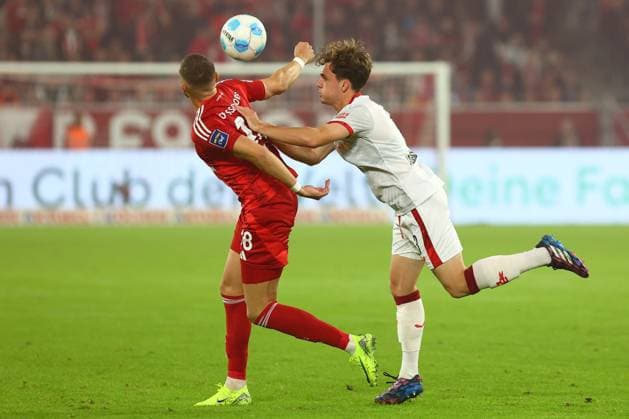 Jona Niemiec 18 (Fortuna Duesseldorf) im Zweikampf, Aktion, mit Boris Tomiak 2 (1. FC Kaiserslautern) Fortuna Duesseldorf vs. 1. FC Kaiserslautern, Fussball, 2. Bundesliga, 10. Spieltag, Saison 2024 2025, 26.10.2024 DFL REGULATIONS PROHIBIT ANY USE OF PHOTOGRAPHS AS IMAGE SEQUENCES AND OR QUASI-VIDEO. Foto: kolbert-press Ant Palmer Merkur Spiel Arena NRW Deutschland
