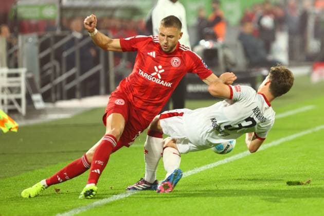Jona Niemiec 18 (Fortuna Duesseldorf) im Zweikampf, Aktion, mit Boris Tomiak 2 (1. FC Kaiserslautern) Fortuna Duesseldorf vs. 1. FC Kaiserslautern, Fussball, 2. Bundesliga, 10. Spieltag, Saison 2024 2025, 26.10.2024 DFL REGULATIONS PROHIBIT ANY USE OF PHOTOGRAPHS AS IMAGE SEQUENCES AND OR QUASI-VIDEO. Foto: kolbert-press Ant Palmer Merkur Spiel Arena NRW Deutschland