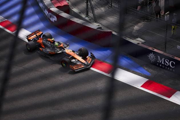 04 NORRIS Lando (gbr), McLaren F1 Team MCL38, action during the Formula 1 Gran Premio de la Ciudad de Mexico 2024, 20th round of the 2024 Formula One World Championship, WM, Weltmeisterschaft from October 25 to 27, 2024 on the Autodromo Hermanos Rodriguez, in Mexico City, Mexico - F1 - MEXICO CITY GRAND PRIX 2024 DPPI Panoramic  241026_R20_MESSICO_EA012222