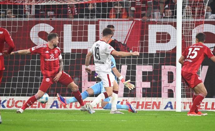 Fussball, 2. Bundesliga, Deutschland, Herren, Saison 2024 2025, 10. Spieltag, Merkur-Spiel-Arena Düsseldorf, Fortuna Düsseldorf - FC Kaiserslautern; Daniel Hanslik (FCK) erzielt das Tor zum 0:1 gegen Florian Kastenmeier (F95) und Andre Hoffmann (F95).