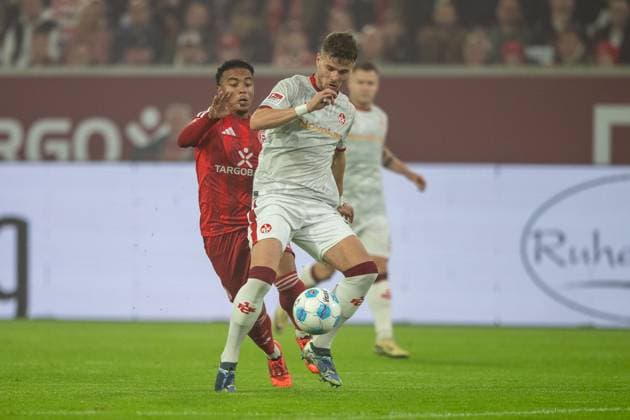 26.10.2024, Fussball: 2. Bundesliga, Saison 2024 2025, 10. Spieltag, Fortuna Düsseldorf vs. 1. FC Kaiserslautern in der Merkur Spiel-Arena in Düsseldorf. Zweikampf zwischen Myron van Brederode (Fortuna Duesseldorf, 10) und Jan Elvedi (1. FC Kaiserslautern, 33). Wichtiger Hinweis: Gemaess den Vorgaben der DFL Deutsche Fussball Liga bzw. des DFB Deutscher Fussball-Bund ist es untersagt, in dem Stadion und oder vom Spiel angefertigte Fotoaufnahmen in Form von Sequenzbildern und oder videoaehnlichen Fotostrecken zu verwerten bzw. verwerten zu lassen. Foto: Kirchner-Media TH